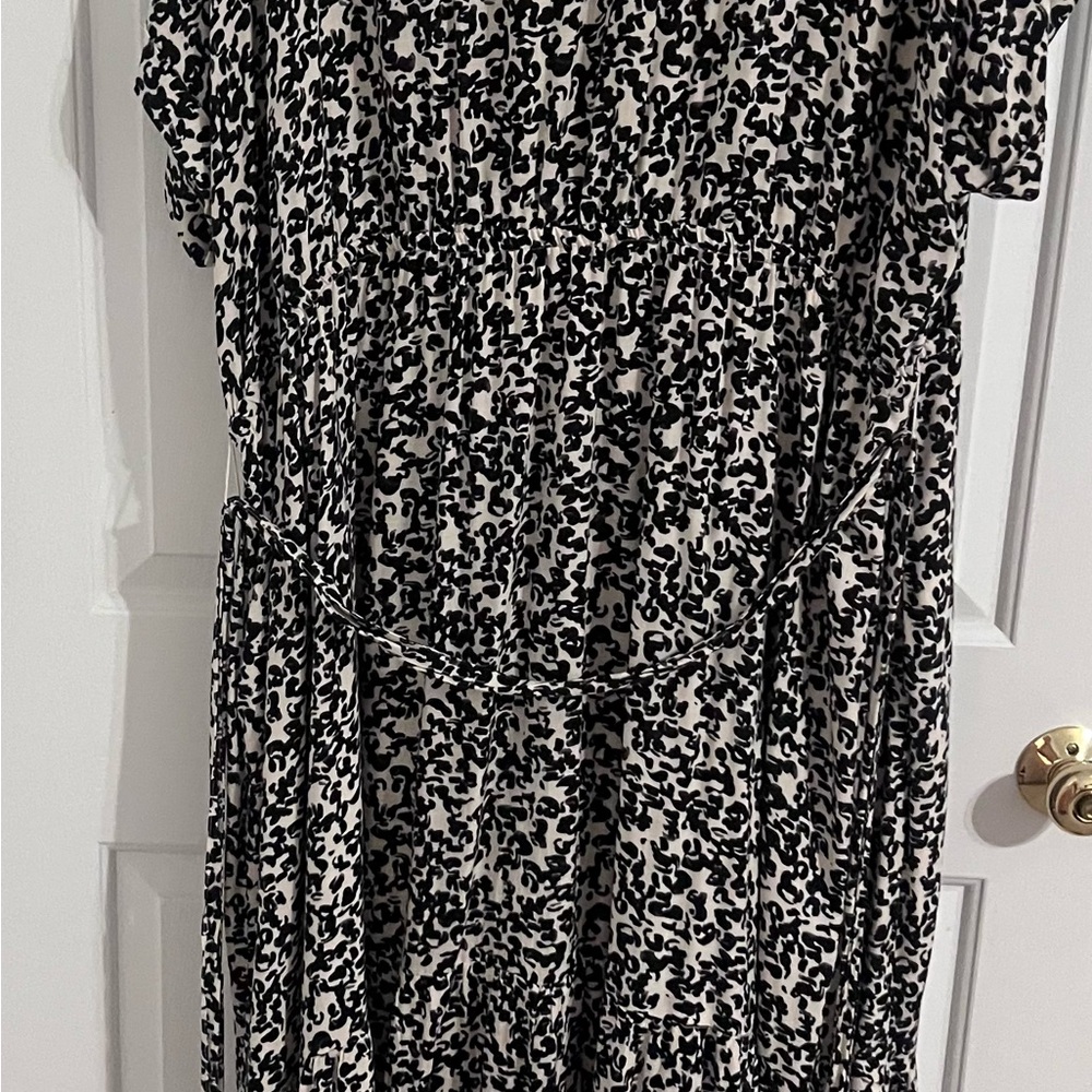 Ava & Viv Black and White Sleeveless Midi Dress - Picture 2 of 4